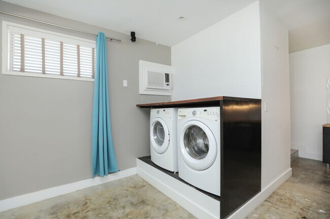 Building Photo - 2215 Cleburne St