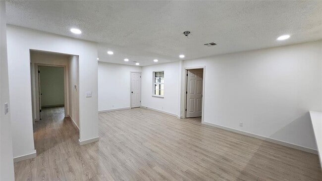Building Photo - 741 S Glen Ln