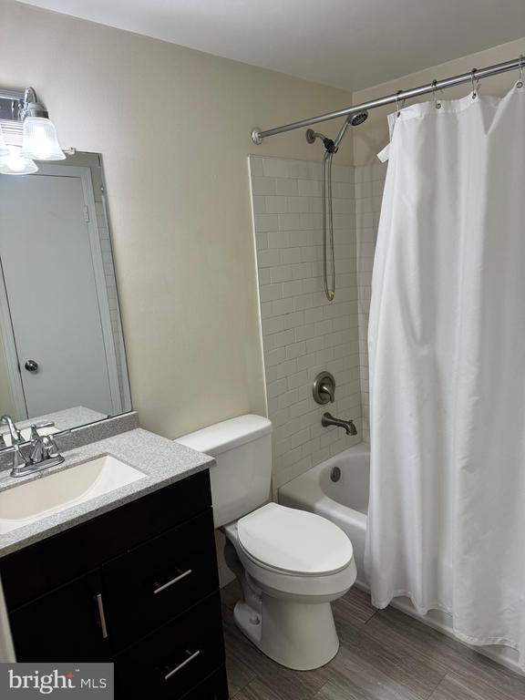 Building Photo - 204 Livingston Ct