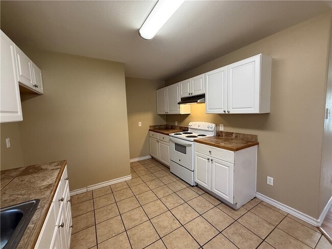 Building Photo - 512 Lakeside Dr