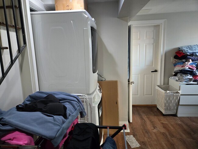 Building Photo - NO BROKER FEE!!!   MISSION HILL 5 BED/2 BATH WITH IN-UNIT LAUNDRY!!