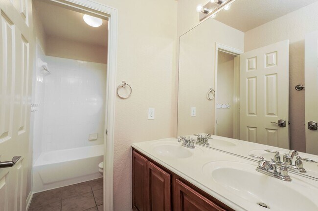Building Photo - 5 Bedroom in Lakeside at Canyon Springs!