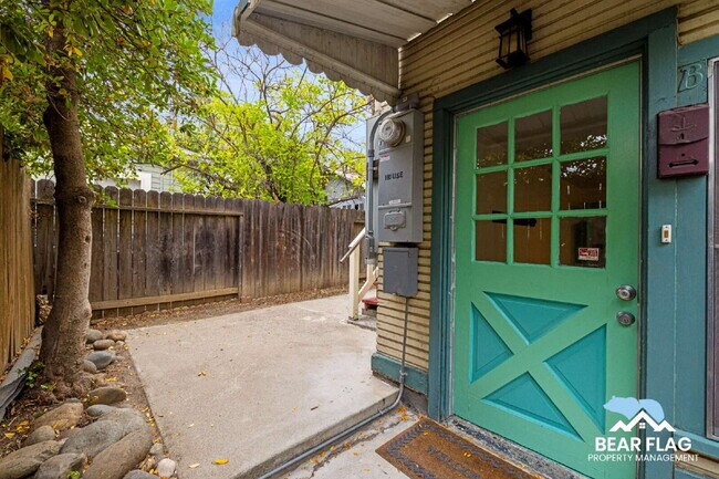 Building Photo - For Rent – 1 Bedroom Back Unit in Mid-Town...