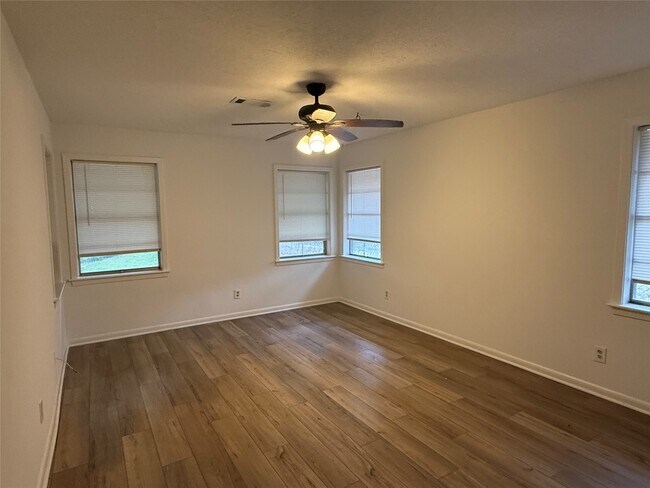 Building Photo - 1011 Pampa St