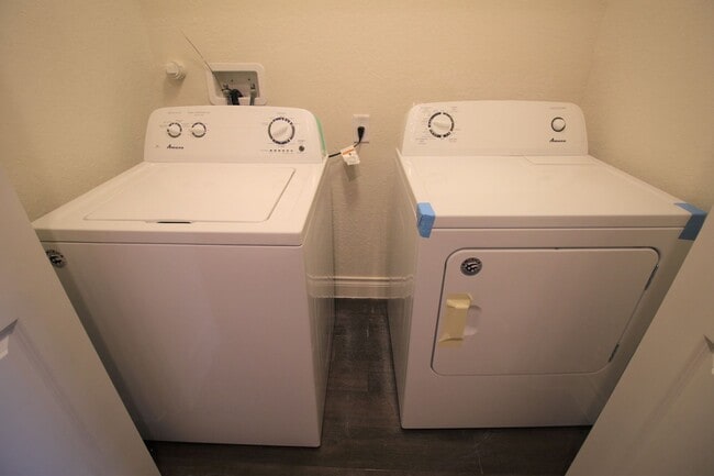 Building Photo - 1 MONTH FREE RENT/ 3/2.5/1.5 Fourplex Clos...