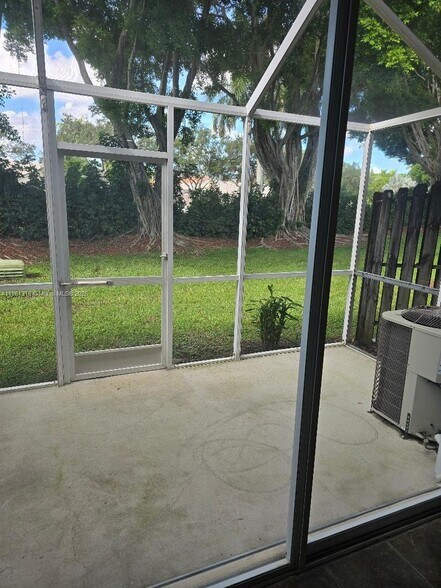 Building Photo - 2082 Madeira Dr