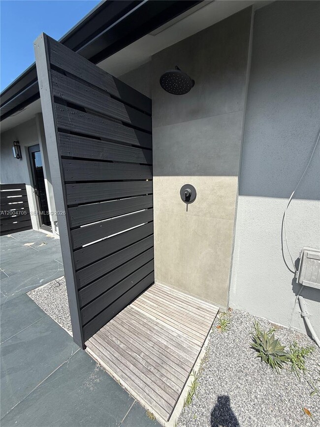 Building Photo - 1304 Stratford St