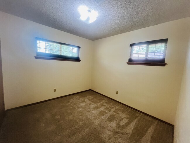 Building Photo - 641 Hunters Hill Rd