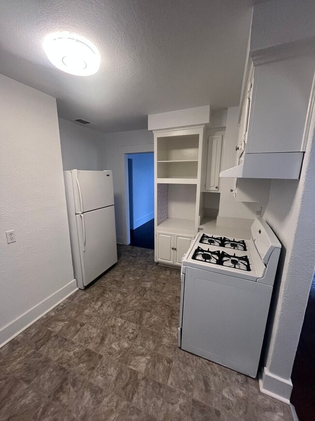 Building Photo - ADORABLE 2 BEDROOM HOME!!