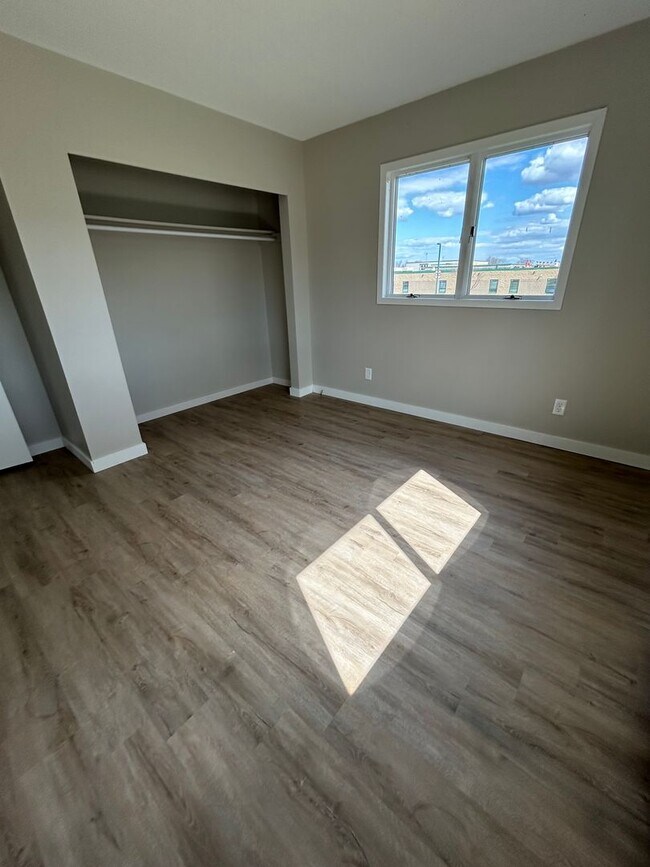Building Photo - Recently Renovated 2 Bedroom Apartment