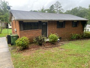 Building Photo - **AVAILABLE NOW**Nice 3 Bedroom / 1 Bathro...