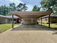Building Photo - 3 Bedroom, 2 Bathroom Duplex!