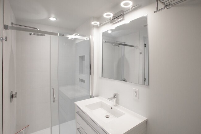 Building Photo - 2 Bed/2 Bath  Modern Condo in the Heart of Adams Morgan