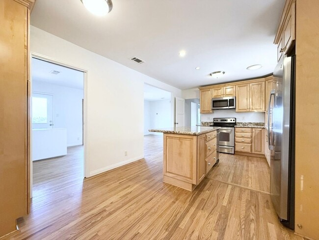 Building Photo - Country Charmer w/ Views Galore!