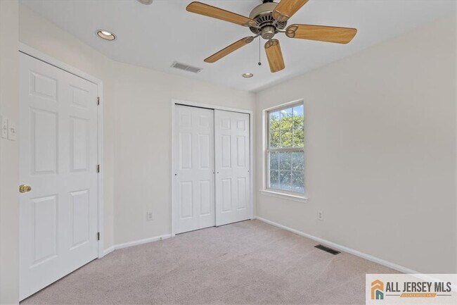 Building Photo - 305 Harvest Ln