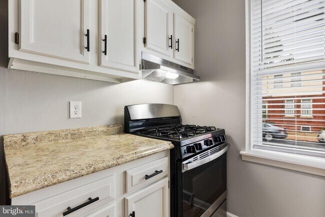 Building Photo - 1726 W 8th St