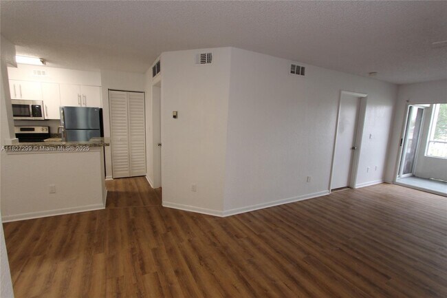 Building Photo - 2881 N Oakland Forest Dr
