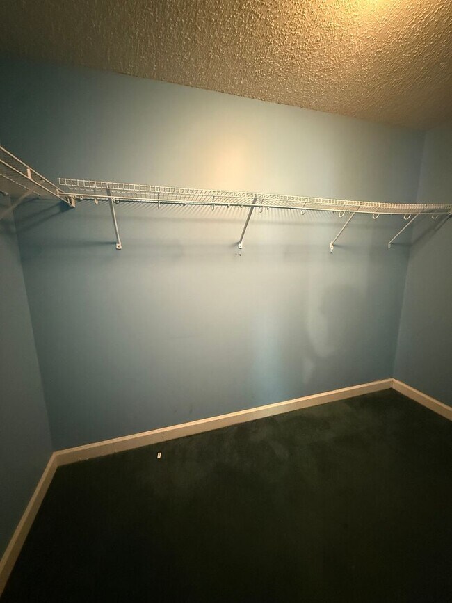 Building Photo - 4/2 Home Available Now!