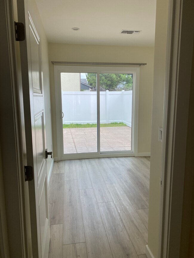 Building Photo - 6924 Encino Ave