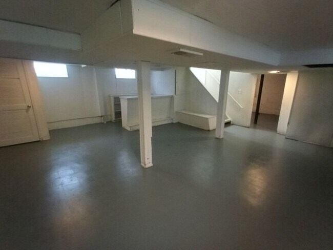 Building Photo - 3 bedroom, 1 bath, brick bungalow now available! $1,500