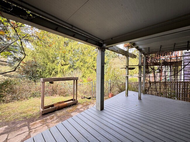 Building Photo - Beautiful Wedgwood Home with Flexible Living + 2nd Kitchen