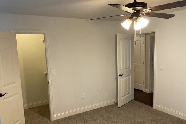 Building Photo - 2102 Colonial Dr