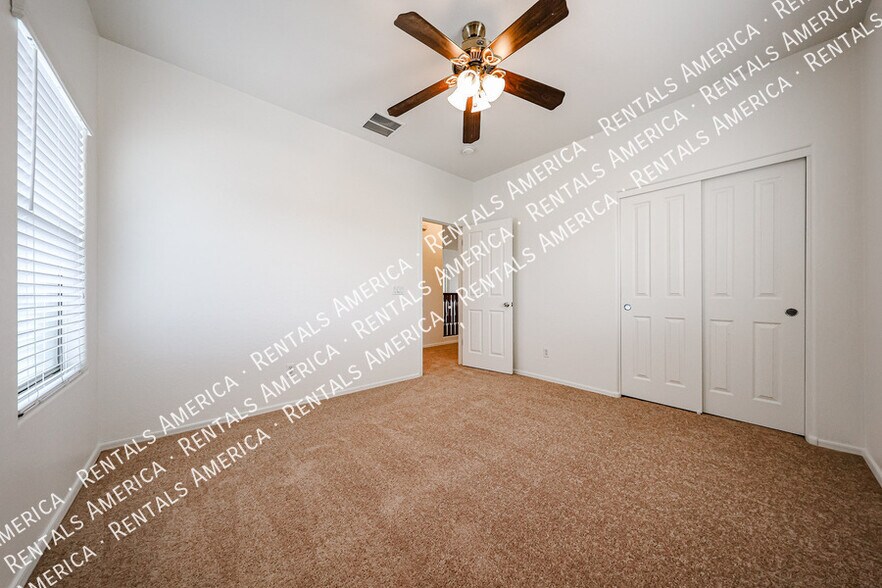 Building Photo - 935 E Blue Spruce Ln