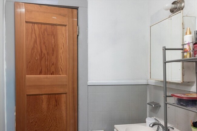 Building Photo - 527 Maple St