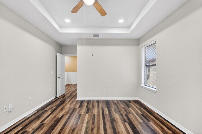 Building Photo - 2833 Troubadour St