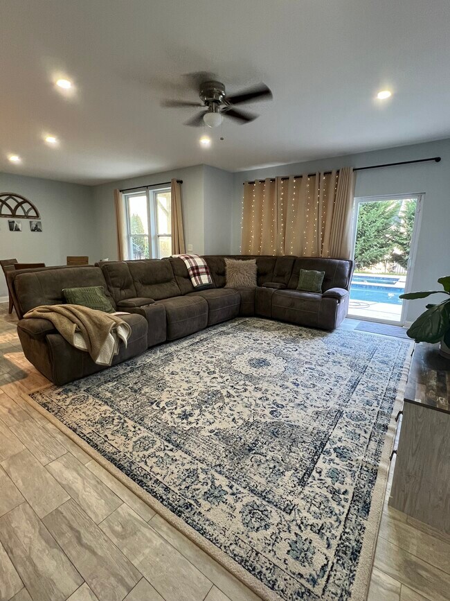 Building Photo - 5009 El Molino Dr