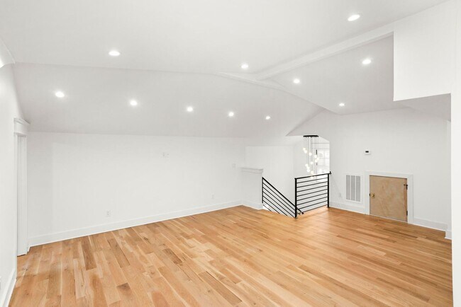 Building Photo - 942 Maxwell Ave