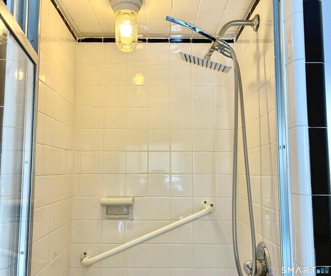 Building Photo - 302 Quaker Ln N