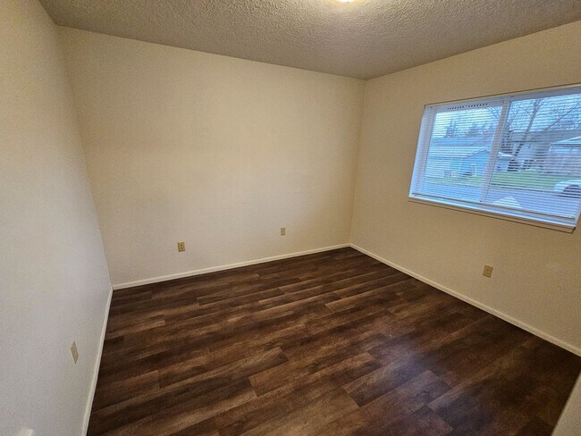 Building Photo - 506 NE Dallas Ct