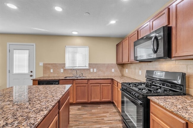 Building Photo - 1608 Pointe Leone