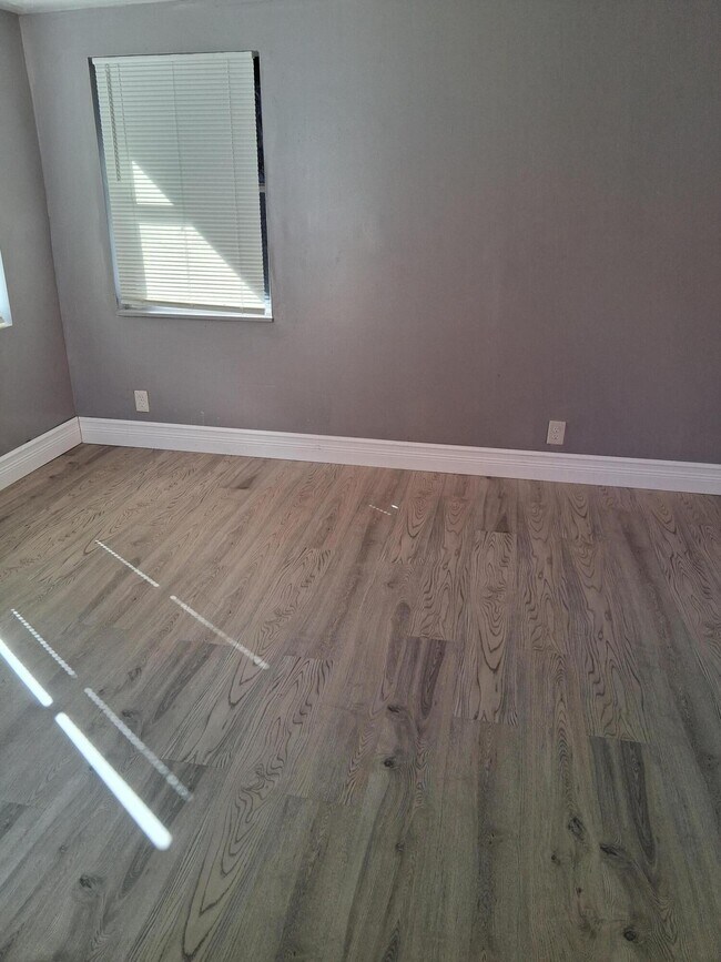 Building Photo - 522-552 52nd St