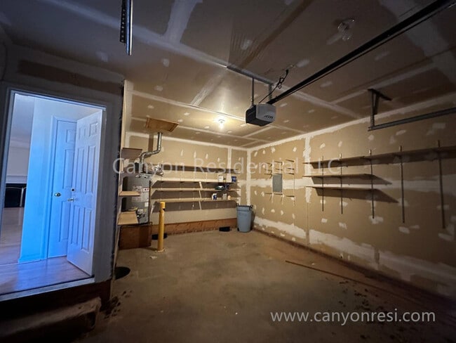 Building Photo - Beautiful 3b, ready to move in!