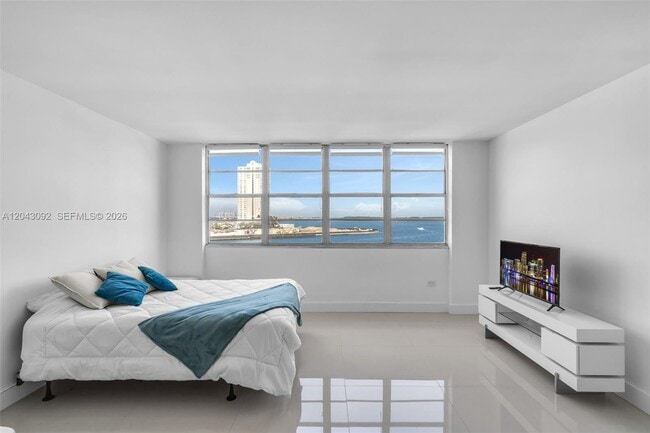 Building Photo - 801 Brickell Bay Dr