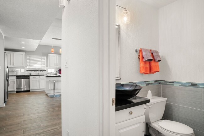Building Photo - Stunning 4 bedroom, 2.5 bath home in West ...