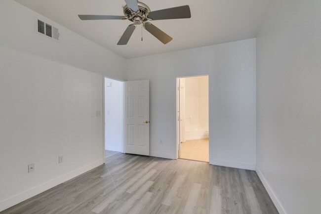 Building Photo - Beautiful 2nd floor condo