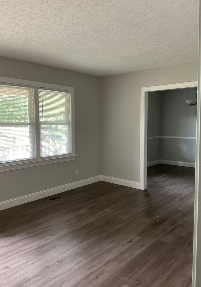 Building Photo - Available now!! Three bedroom, three full ...