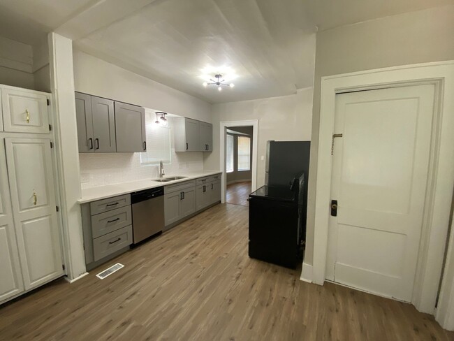 Building Photo - $1195 - 3 bedroom / 1 bathroom - Beautiful...