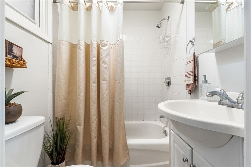 Building Photo - 377 Dorchester St