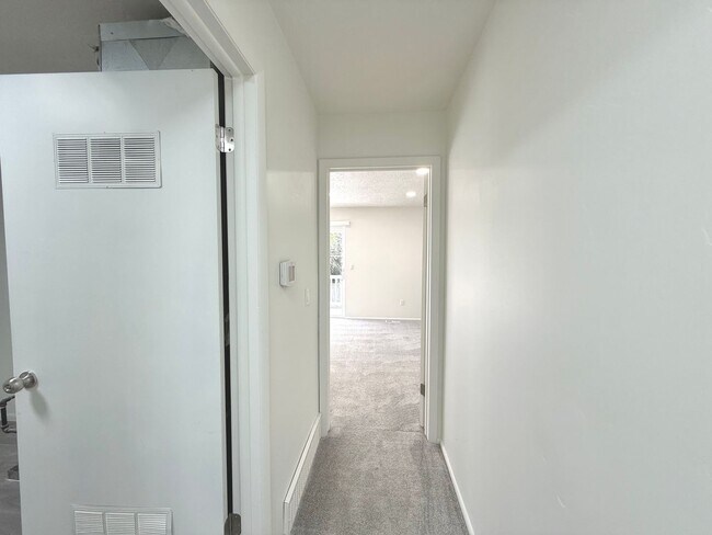 Building Photo - Open House June 20th | 3 Bedroom Townhome in Holladay