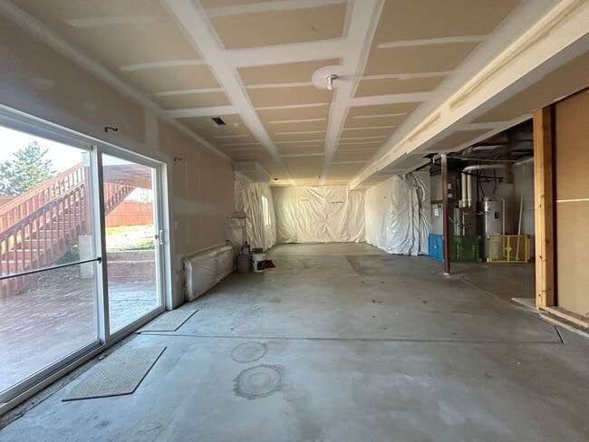 Building Photo - Spacious 5-Bedroom House with Large Fenced Yard