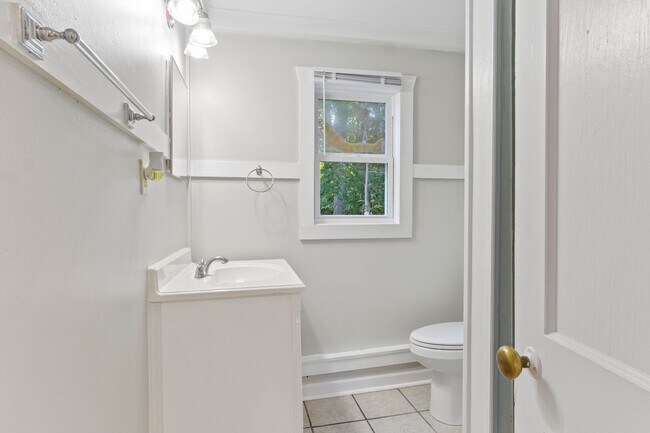 Building Photo - Rare 1 Bedroom Apartment in Williamsburg, VA | Pet-Friendly Rental