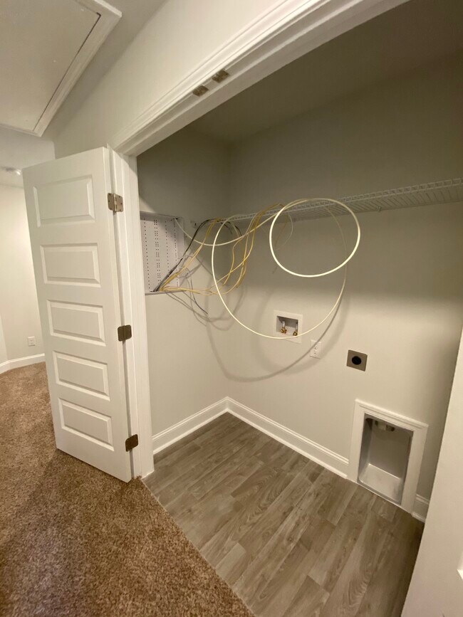 Linen closet and internet hookup - 78 Horizon Ln