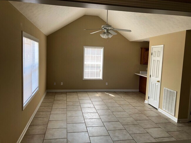 Building Photo - 3B/3B Townhome With A Fenced Yard Available Fall 2026!