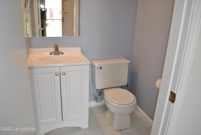 Building Photo - 4118 Hickoryview Dr