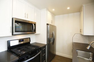 Kitchen - 95 N. Michigan Ave. Apartments