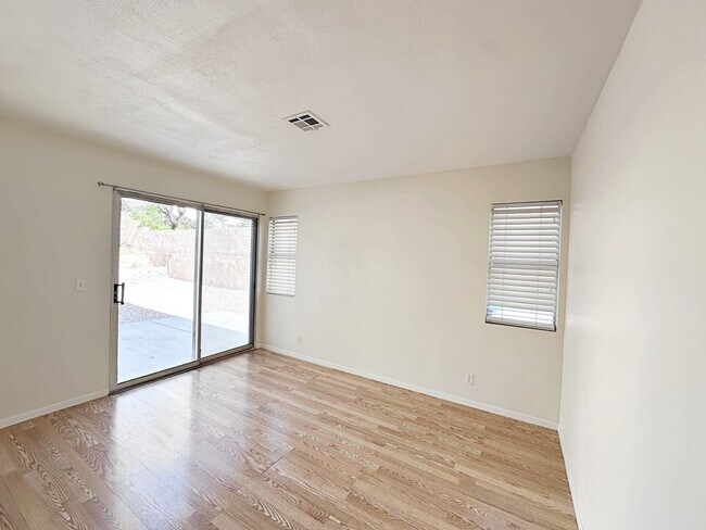 Building Photo - 4 BEDROOM 2.5 BATH HOME